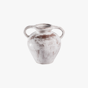 Jarrón de cerámica pintado en blanco antiguo con un elegante asa, que ofrece un encanto rústico para realzar la decoración de tu mesa. - Product Image 1