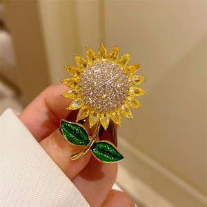 Broche de latón retro súper brillante con girasol y piedra natural, exquisito y elegante accesorio de pin para traje, joyería de moda. - Product Image 3