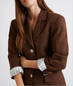 Blazer elegante marrón de un solo botón para mujer con solapa con muescas y bolsillos con solapa, perfecto para la oficina. - Product Image 5