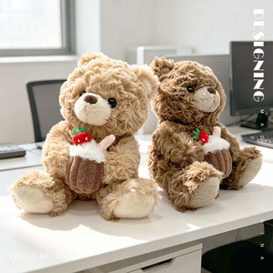 Peluche Ours en Peluche Personnalisée OEM/ODM - Ours Brun Moelleux avec <span class=keywords><strong>Accessoire</strong></span> Muffin Fraise - Product Image 3