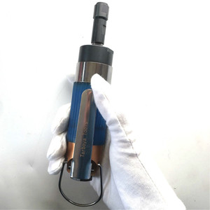 Pneumatique 1/4 po. Mini-meuleuse professionnelle. Quelle que soit la force avec laquelle vous appuyez sur la meule en carbure pour meuleuse, la pièce de meuleuse ne se déforme pas. - Product Image 6