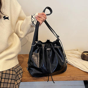 Sac à bandoulière de style classique en gros, fermeture à cordon, sac à bandoulière en cuir PU, sac seau, grande capacité pour femmes - Product Image 6