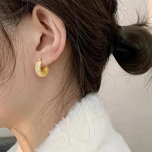 Orecchini a Cerchio Dorati E3855 con Cristalli e Strass, Gioielli Placcati Oro per Uso Quotidiano Femminile - Product Image 5