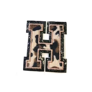 最新新品チータープリント26個アルファベットセット刺繍パッチ衣類バッグ用 - Product Image 1