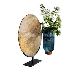 Décoration murale ovale en laiton avec support noir, accent contemporain pour le salon - Product Image 1