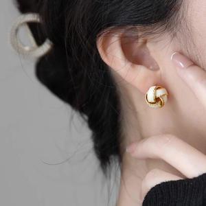 Boucles d'oreilles pendantes en or E4770 avec boule en coquillage, design vintage pour femmes, à porter au quotidien - Product Image 5