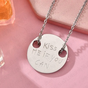Moneda redonda geométrica de acero inoxidable para <span class=keywords><strong>hombre</strong></span>, grabado personalizado, KISS ME IF YOU CAN, collar, placa, joyería Simple - Product Image 1
