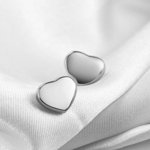 Pendientes de acero de titanio en forma de corazón, color dorado, 7 mm, para ocasiones de regalo - Product Image 2