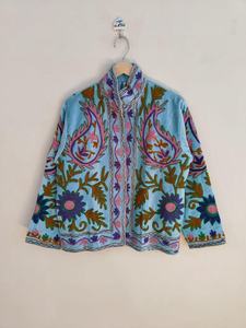 Veste d'hiver bohème en velours indien Suzani, respirante, écologique, faite à la main, brodée, imprimé animal, rembourrée en coton, avec boutons en dentelle - Product Image 1