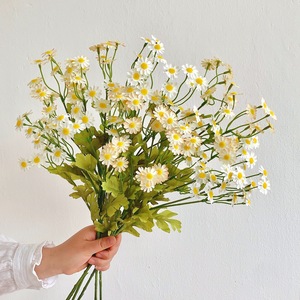 Qingyu Chronicle – Bouquet de marguerites artificielles, 30 têtes, arrangement de fleurs en soie pour la décoration intérieure, les mariages et les accessoires extérieurs - Product Image 4