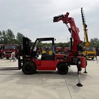 Manutention de la fourche avant et levage arrière. Opération efficace pour les espaces confinés, bas et étroits. Grue arrière intégrée pour chariot élévateur