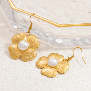 ต่างหูมุกทรงหยดน้ำ ชุบทอง 18K ประดับแบบ Bezel Setting สำหรับใส่ทุกวัน - Product Image 4