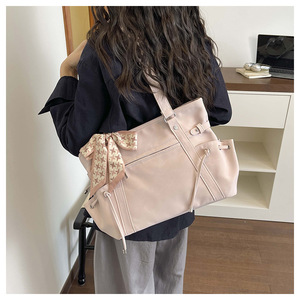 Sac à bandoulière chic avec accent en soie, grande capacité, minimaliste, décontracté, élégant, polyvalent et parfait pour les sorties - Product Image 5