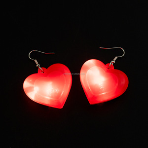 Boucles d'oreilles pendantes LED HLC en forme de cœur « I LOVE YOU » qui s'illuminent dans le noir pour la Saint-Valentin, bijoux pour événements et fêtes - Product Image 3