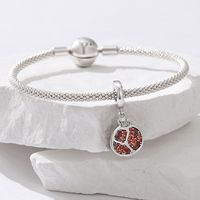 Breloque Grenade Plaqué Argent avec Strass en Cristal Rouge, Design Classique Fruité, Bijou Unisexe, Cadeau