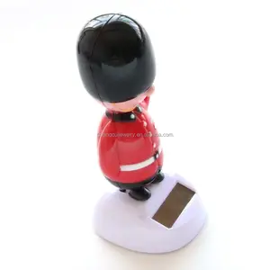 Bán Buôn Tùy Chỉnh Thiết Kế Anh Anh Người Lính Lưu Niệm Xe Trang Trí Năng Lượng Mặt Trời Hệ Thống Nhảy Múa Đồ Chơi - Product Image 4