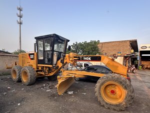 รถเกรดเดอร์ Caterpillar 140K มือสอง ปี 2018 สีเหลือง ยางใหญ่ ใบมีด ผลิตในสหรัฐอเมริกา เครื่องยนต์และปั๊มจากอเมริกา - Product Image 3