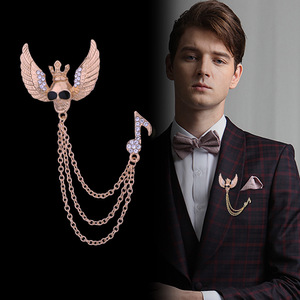 Broche de ala de calavera retro euroamericano con baño de aleación, pin de cadena con borlas audaces para hombre, accesorios de <span class=keywords><strong>Halloween</strong></span>, corsage al por mayor - Product Image 1