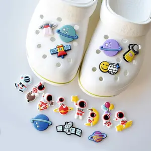 Designer Cheap Custom New Space Astronaut Planet Charms per scarpe Soft PVC Cartoon Croc Shoe Charm per ciondoli per scarpe da ragazzo