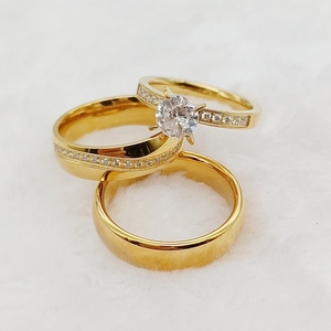 Anillos <span class=keywords><strong>de</strong></span> Compromiso y <span class=keywords><strong>Matrimonio</strong></span> <span class=keywords><strong>de</strong></span> Acero Inoxidable Chapado en Oro <span class=keywords><strong>de</strong></span> 18K <span class=keywords><strong>de</strong></span> Alta Calidad con Circonita Cúbica Circular para Parejas - Product Image 6