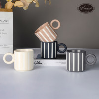 Tasse à café en céramique promotionnelle SWT en gros, 300 ml, personnalisée, faite à la main, avec lettres imprimées, poignée créative, pour petit-déjeuner