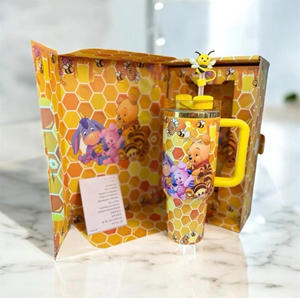 Venta al por Mayor de Vasos Térmicos Personalizados con Logotipo de Dibujos Animados de Winnie the Pooh, Vaso de Agua de Acero Inoxidable Aislado de 40 oz con Asa y Caja de Regalo - Product Image 2