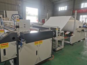 Chaîne de production complète de machines de conversion de rouleaux de papier absorbant à haute capacité, non-stop, avec moteur à roulement PLC - 200 pièces/min - Product Image 2