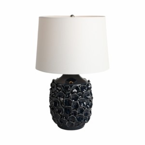Lampada da tavolo con base in ceramica testurizzata e paralume in tessuto per l'arredamento di camera da letto e soggiorno - Product Image 1