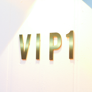 Logo de numéro de porte de chambre VIP or brossé lettre 3D en acier inoxydable non lumineux de 3mm - Product Image 4
