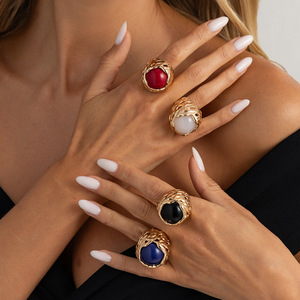 Anillo de cóctel de aleación chapado en oro vintage con bola hueca para mujer, joyería de moda retro llamativa - Product Image 1