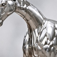 Vente en gros : Paire de sculptures de chevaux modernes en acier inoxydable poli, en plaque soudée, pour commande en gros destinée aux projets hôteliers et à la décoration commerciale