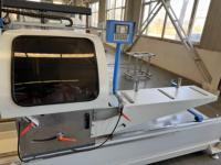 Scie à onglets professionnelle en aluminium avec opération CNC visualisée