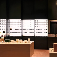 Parfumerie unique Comptoir présentoir de parfums en marbre à design d'intérieur Placage de bois Armoire à parfums arquée