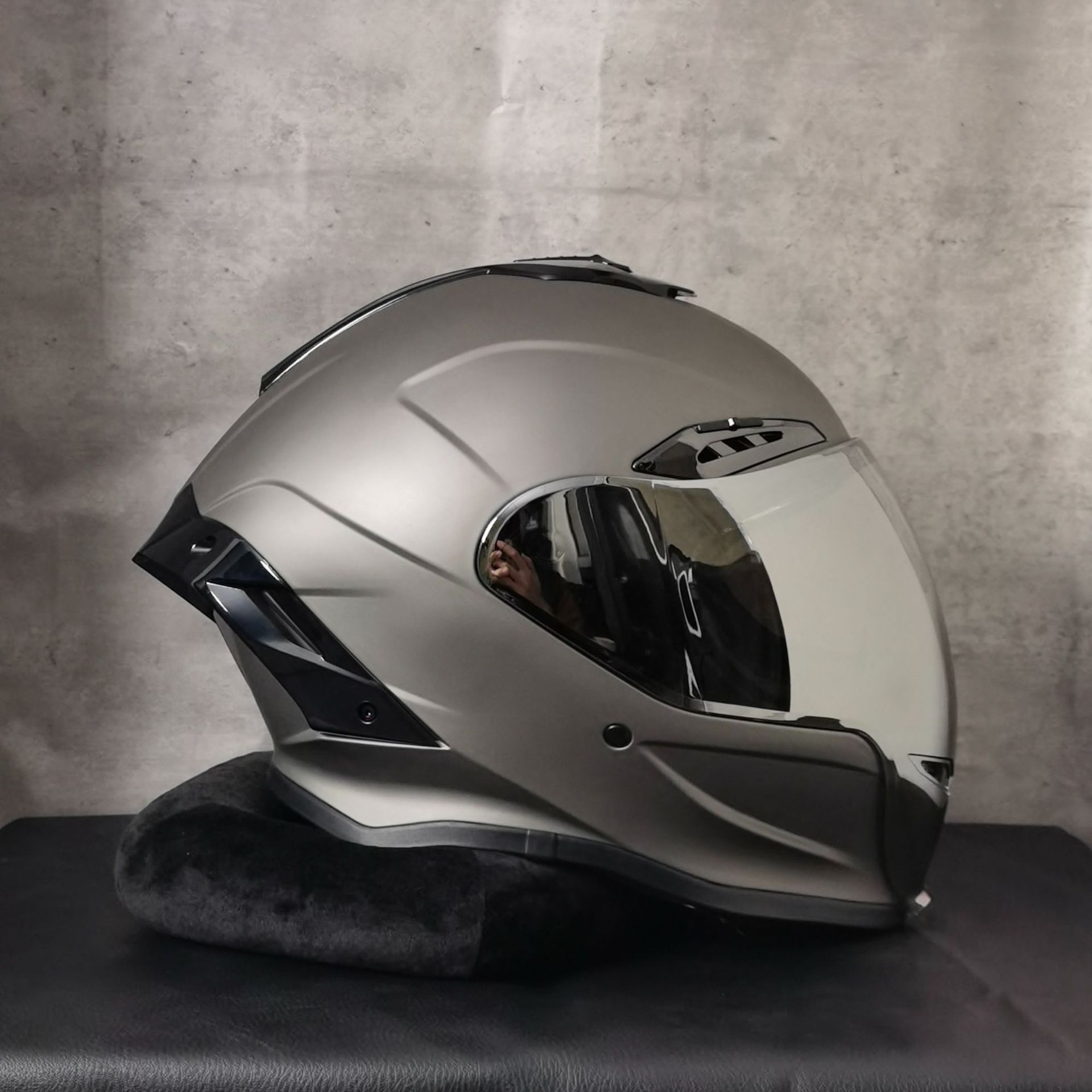 Gris cristal de titane avec argent aurore