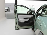 Elegante SUV compacto con puerta trasera deslizante, Yuzhong 06 EV, coche eléctrico familiar.