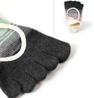 Vente en gros de chaussettes de yoga Gym Grip pour femmes Chaussettes à la cheville et dos nu Semelle en silicone souple antidérapante Barre de danse Ballet Pilates tricotée