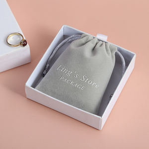 Bolsa de Terciopelo para Joyería con Logotipo Personalizado, 13*18 cm, Color Gris Suave, con Cordón y Estampado Elegante para Empaque de Regalos - Product Image 4