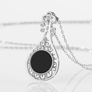 Pendentif en émeraude naturelle de qualité A en forme de luth. Jadéite vert encre sertie dans de l'argent S925 avec une couleur vert transparent. - Product Image 4