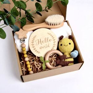 Coffret Cadeau Naissance : Couverture en Mousseline de Coton, Chaussettes de Dentition, Hochet et Jouet en Bois pour Étapes importantes - Product Image 1