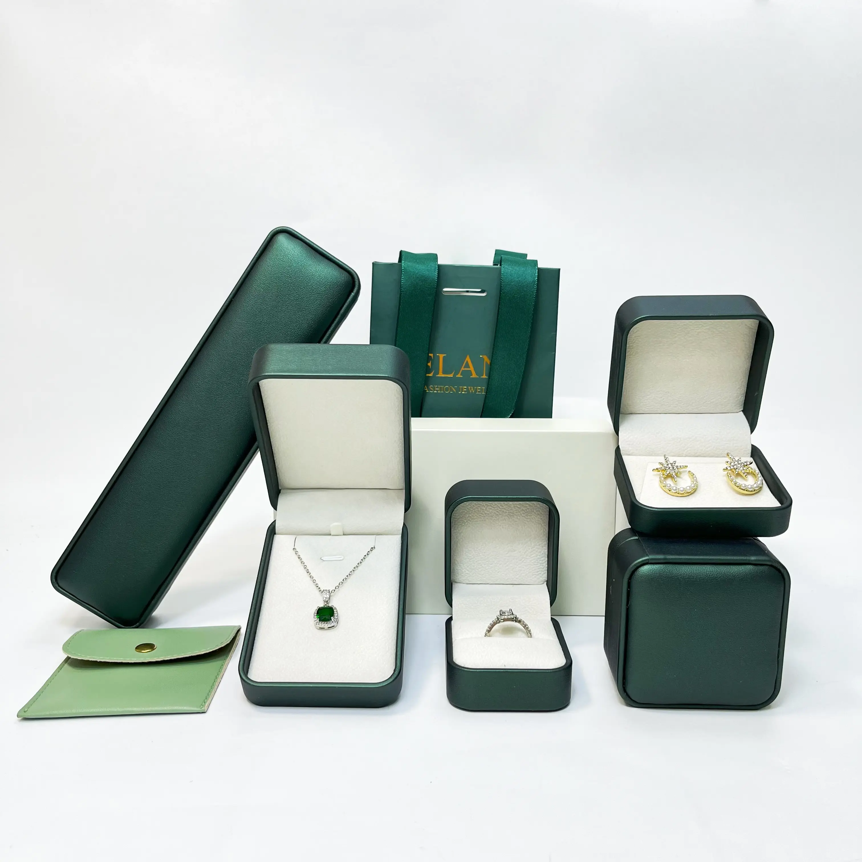 FORTE 2024 échantillons gratuits pendentif bague en cuir boîte à bijoux vert collier boîtes emballage de bijoux logo personnalisé boîte à bijoux en cuir