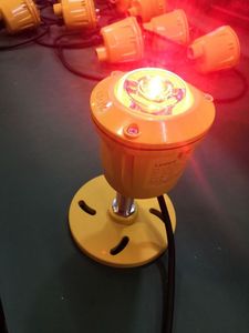 Lampe de signalisation LED de type B à faible intensité ICAO FAA, rouge, à émission constante 32,5 cd, IP65, pour la sécurité des tours radio, des tours de refroidissement et des hangars - Product Image 2