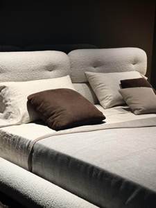 Lit double moderne <span class=keywords><strong>et</strong></span> simple en bois de pin <span class=keywords><strong>et</strong></span> tissu, style italien minimaliste, pour chambre principale, avec <span class=keywords><strong>matelas</strong></span> de 1800 mm, idéal pour les gîtes <span class=keywords><strong>et</strong></span> hôtels - Product Image 2