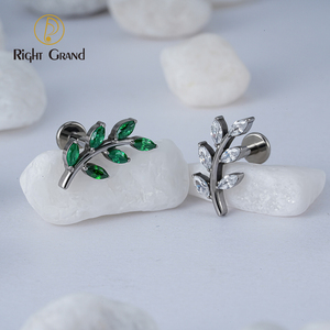 Pendiente <span class=keywords><strong>de</strong></span> <span class=keywords><strong>titanio</strong></span> ASTM F136 16G con circonita marquise en forma <span class=keywords><strong>de</strong></span> hoja para perforaciones <span class=keywords><strong>de</strong></span> hélice, cartílago y concha con parte trasera plana - Product Image 2