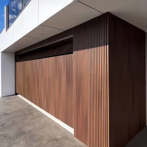 <span class=keywords><strong>Porte</strong></span> <span class=keywords><strong>de</strong></span> <span class=keywords><strong>garage</strong></span> <span class=keywords><strong>sectionnelle</strong></span> moderne en alliage d'aluminium et <span class=keywords><strong>acier</strong></span> galvanisé, couleur bois, électrique automatique, avec grille <span class=keywords><strong>de</strong></span> sécurité et panneaux verticaux - Product Image 1