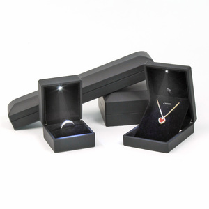 Tùy Chỉnh Logo Màu Xanh Lớn Pu Da Nhựa Nhung Sang Trọng Cho Vòng Cổ Trường Hợp Bao Bì Hộp Hộp Đồ Trang Sức Với Ánh Sáng Led - Product Image 5