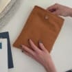 Tas Korduroi Logo Kustom Kantong Beludru Dengan Kancing Label Logo Sarung Buku Penutup E-reader Gaya Modis Lucu Elegan untuk Penggunaan Sehari-hari