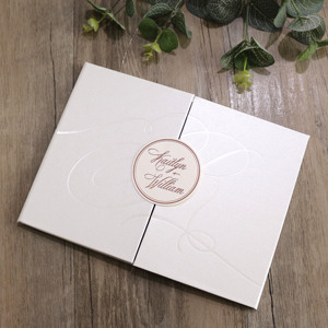 Impresiona a tus Invitados con una Invitación Personalizada en Formato de Folleto de Tapa Dura con Solapa Blanca, Detalles en Dorado y Forro de Terciopelo Rojo Borgoña - Product Image 2