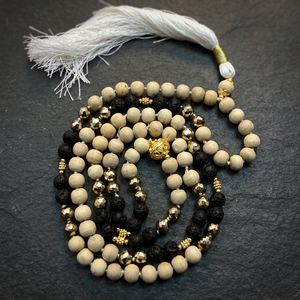 Collier de 108 perles Mala en Tulsi, Pyrite facettée et pierre de lave, noué à la main, avec pompon en soie, pour la méditation et le yoga - Product Image 3