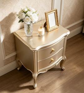 Table de chevet de luxe en bois massif couleur or champagne, avec 2 tiroirs incurvés, boutons en laiton ronds et pieds cabriolés, pour chambre à coucher - Product Image 4