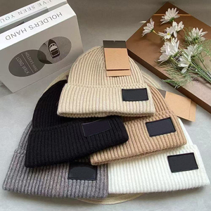 Gorros de Invierno de Lujo en Oferta para Mujer con Logo Personalizado, Patrón de Rostro y Tela Cálida Adecuada para Viajes - Product Image 6